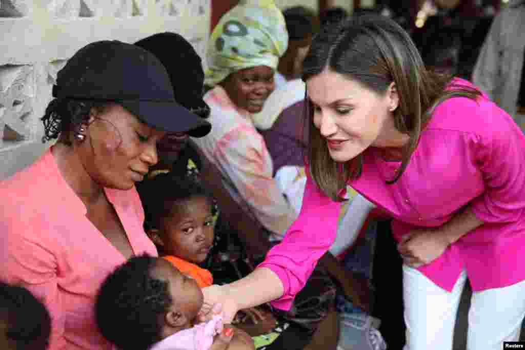 Rèn Espanyòl la Letizia kap jwe ak yon ti bebe pandan vizit li nan Sant Sè yo nan Saint Vincent de Paul nan Site Solèy, Pòtoprens, Ayiti, 23 me, 2018&nbsp;REUTERS/Andres Martinez Casares - RC1FF8826720