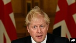 El primer ministro británico, Boris Johnson habla en conferencia de prensa en la residencia oficial del Número 10 de Downing Street, el sábado 31 de octubre de 2020, donde anunció nuevas restricciones por el coronavirus.