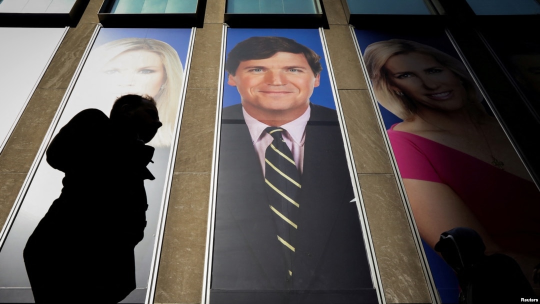 Bích chương quảng bá cho Tucker Carlson, người dẫn chương trình đã bị sa thải của Fox News, bên ngoài tập đoàn truyền thông này ở New York 