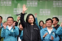 지난 11일에 치러진 타이완 총통 선거에서 승리한 차잉잉원 현 총통이 지지자들을 향해 손을 흔들고 있다.