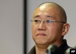 Ông Kenneth Bae trao đổi với các phóng viên tại khu căn cứ liên hợp Lewis-McChord, Washington, ngày 8 tháng 11 năm 2014.