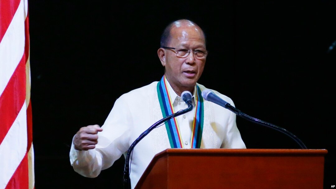 Bộ trưởng Quốc phòng Delfin Lorenzana.