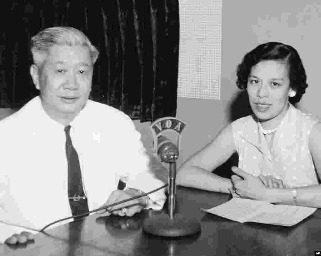 老照片回顾：美国之音中文广播70年