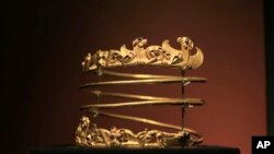 Золота прикраса з другого століття нашої ери, експонат виставки «Крим – золото і таємниці Чорного моря» в історичному музеї Алларда Пірсона в Амстердамі. (Фото AP/Пітер Деджонг)