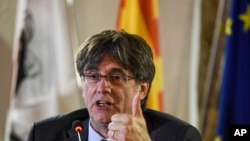 ARCHIVO - El líder catalán Carles Puigdemont habla en una conferencia de prensa en Alghero, Italia, el 4 de octubre de 2021. (Foto AP/Gloria Calvi, Archivo)