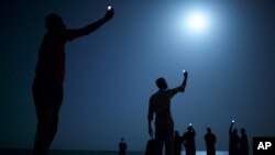 Des migrants tentent de trouver un réseau téléphonique à Djibouti. (World Press Photo 2013 John Stanmeyer, États-Unis)