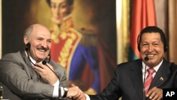 Los presidentes de Bielorrusia, Alexander Lukashenko, izquierda, y de Venezuela, Hugo Chávez en Caracas, en 2010.