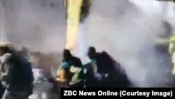 Plusieurs personnes ont été blessées par une explosion d'origine inconnue survenue à la fin d'une réunion électorale du président Emmerson Mnangagwa, à Bulawayo, la deuxième ville du Zimbabwe, 23 juin 2018. (Twitter/ZBC News Online)