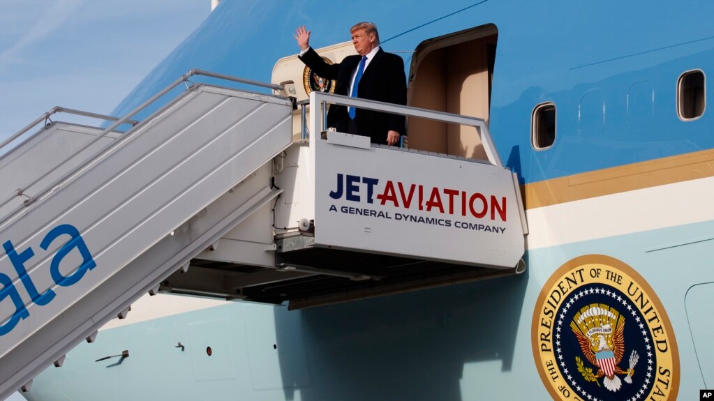 El presidente de EE.UU., Donald Trump, saluda al descender del Air Force One en el aeropuerto internacional de Zurich, Suiza, el jueves, 25 de enero de 2018.