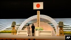 Le prince japonais Akishino, à droite, et la princesse Kiko, prononcent un discours devant un autel pour les victimes du tremblement de terre et du tsunami de 2011 lors du septième service commémoratif national à Tokyo, le 11 mars 2018.