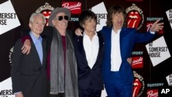 Ban nhạc 'The Rolling Stones' biểu diễn lần đầu tiên năm 1962 tại câu lạc bộ có tên gọi The Marquee ở London. 