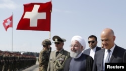 스위스 연방 알랭 베르세 대통령(오른쪽)이 2일 스위스 취리히 공항에서 하산 로하니 이란 대통령을 맞이하고 있다. 