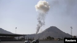 Smoke rises from an army weapons depot hit by a Saudi-led air strike in al-Nahdain mountain in Yemen's capital Sana'a, Oct.25, 2015.