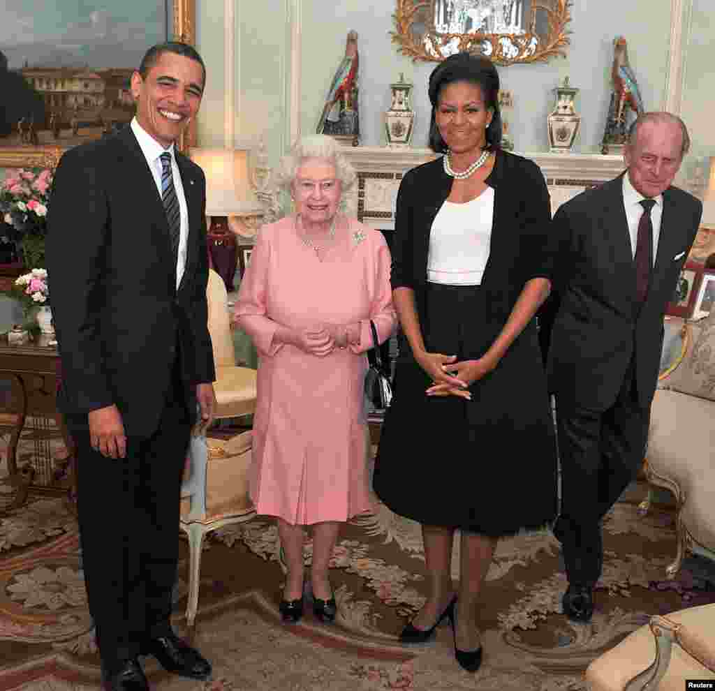 در اولین هفته های ریاست جمهوری باراک اوباما، او و همسرش در دیدار با ملکه.