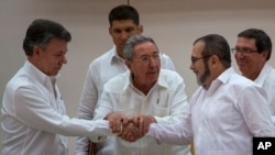 Chủ tịch Cuba Raul Castro (giữa) làm trung gian trong cuộc gặp gỡ giữa Tổng thống Colombia Juan Manuel Santos (trái) và lãnh đạo phiến quân FARC Timoleon Jimenez ở Havana, Cuba, ngày 23 tháng 9, 2015. 