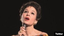 Treinta años después de protagonizar "El mago de Oz", Judy Garland llega a Londres para presentarse en el club nocturno Talk of the Town y buscarle una solución a sus problemas financieros.
Con Renée Zellweger en el papel de la icónica cantante y actriz, madre de Liza Minelli.