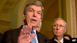 El senador Roy Blunt, republicano por Missuouri, (izquierda) acompañado del líder de la mayoría en el Senado Mitch McConnell, republicano por Kentucky.