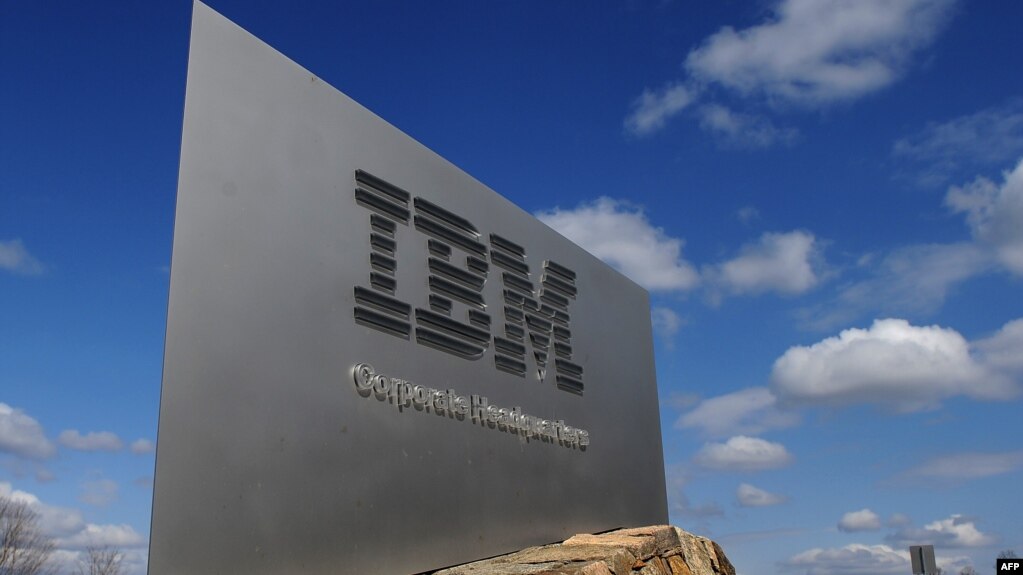 Logoja në hyrje të zyrave qendrore të kompanisë IBM, në Armonk, Nju Jork