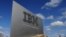 Logoja në hyrje të zyrave qendrore të kompanisë IBM, në Armonk, Nju Jork