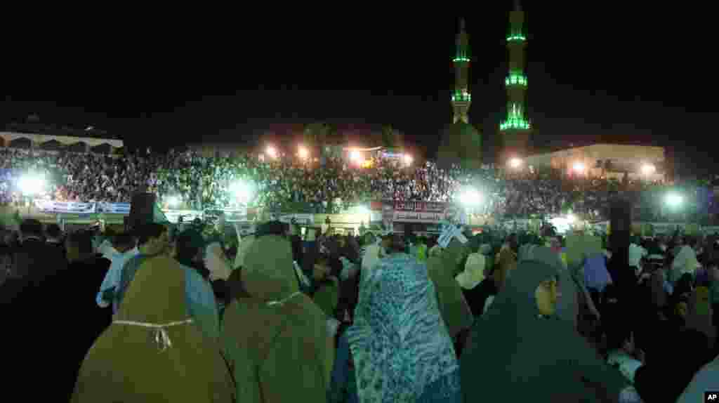 A Morsi rally at the Zagizig stadium attracts thousands. (E. Arrott/VOA)