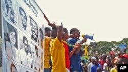 Manifestação da Fundação 27 de Maio, na Praça da Independência, em Luanda. Silva Mateus, ao centro com megafone na mão, fala aos manifestantes.