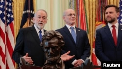 مایک هاکبی در حال سخنرانی در کنار سفیر اسرائيل و جی‌دی ونس معاون رئیس جمهوری آمریکا؛ کاخ سفید - ۵ اردیبهشت ۱۴۰۵