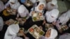 Siswa menikmati makan siang pada hari pertama program makan gratis di SMP Negeri 12 Cimahi, Jawa Barat, 6 Januari 2025. (Foto: Timur Matahari/AFP)