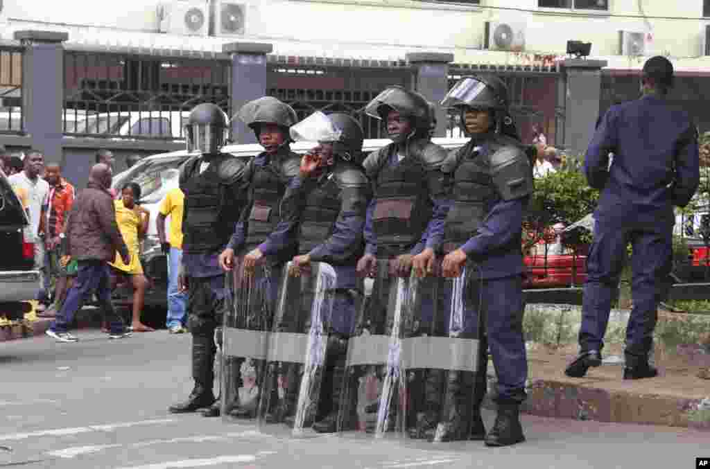 Liberia security forces in riot gear blockade an area near the West Point Ebola center as the government attempts to prevent the spread of the Ebola virus, Monrovia, Liberia, Aug. 20, 2014.