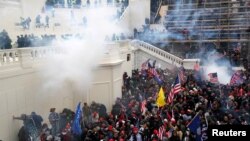 ARHIVA - Pristalice bivšeg predsednika Donalda Trampa protestuju ispred zgrade američkog Kongresa pre nasilnog upada 6. januara 2021. godine (Foto: Rojters/Shannon Stapleton)