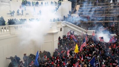 Cảnh sát xịt hơi cay vào các ủng hộ viên của ông Trump trong vụ đụng độ ngày 6/1/2021 tại Điện Capitol.
