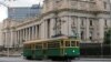 Trem kuno Melbourne melewati Gedung Parlemen Victoria di Melbourne, Australia, 13 Juni 2017. (REUTERS/Jason Reed). 