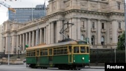 Trem kuno Melbourne melewati Gedung Parlemen Victoria di Melbourne, Australia, 13 Juni 2017. (REUTERS/Jason Reed). 