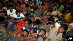 Para migran dari Myanmar dan Bangladesh tiba di Langkawi, Malaysia, Senin (11/5).
