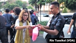 Relawan Gojo yang juga anggota TKN Joko Widodo - Ma'ruf Amin, Nong Darol Mahmada, mengatakan petugas telah menjaga keamanan selama pengumuman pilpres dengan baik, Kamis, 23 Mei 2019. (Foto: Rio Tuasikal/VOA)