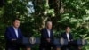 조 바이든 미국 대통령과 윤석열 한국 대통령, 기시다 후미오 일본 총리가 18일 캠프 데이비드에서 정상회의에 이어 공동회견을 했다.