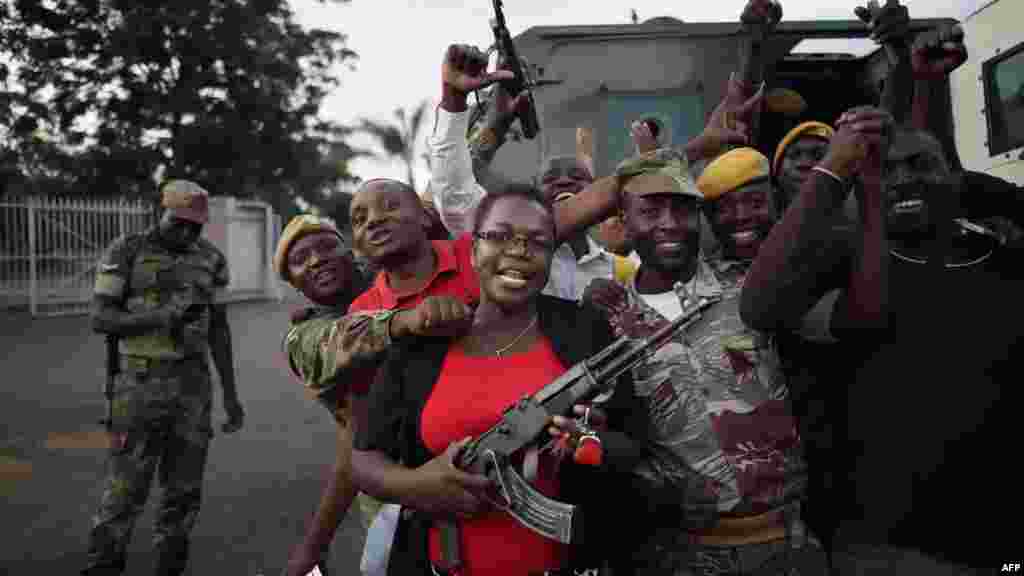 La foule célèbre avec des soldats&nbsp;après l&#39;annonce de la démission du président du Zimbabwe, 21 novembre 2017.