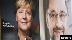 Poster Kanselir Jerman Angela Merkel dan Pemimpin Partai Demokrat Sosial Martin Schulz di Hamburg (foto: ilustrasi). 