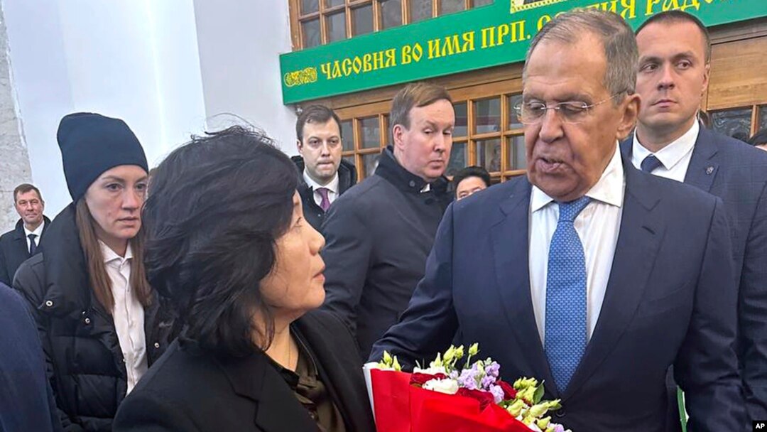Ruski ministar spoljnih poslova Sergej Lavrov razgovara sa severnokorejskom ministarkom inostranih poslova Čoe Son Huijem u Moskvi, na fotografiji koju je objavila pres-služba Ministarstva spoljnih poslova Rusije 1. novembra 2024.