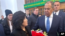 Ruski ministar spoljnih poslova Sergej Lavrov razgovara sa severnokorejskom ministarkom inostranih poslova Čoe Son Huijem u Moskvi, na fotografiji koju je objavila pres-služba Ministarstva spoljnih poslova Rusije 1. novembra 2024.