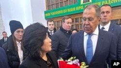 Në këtë fotografi të publikuar nga Ministria e Jashtme e Rusisë më 1 nëntor, 2024, Ministri i Jashtëm rus Sergey Lavrov flet me Ministren e Jashtme të Koresë së Veriut, Choe Son Hui në Moskë/AP