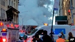 Alcalde de Nueva York De Blasio dijo que podría tomar días revisar y limpiar los edificios, que incluyen 28 en la zona más cercana al sitio del incidente que dejó un cráter de unos 6 x 4,5 metros (20 x 15 pies) en la calle. 