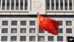山东省高级法院大楼前飘扬着中国国旗。（资料照片）