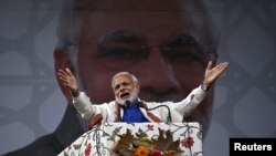 India's Prime Minister Narendra Modi addresses a rally in Srinagar, Nov. 7, 2015. Modi pledged $12.10 billion in funds to bolster development and economic growth in Kashmir, a year after the worst flooding in more than a century destroyed half a million h