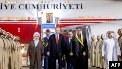 Wakil Presiden dan Wakil Perdana Menteri UEA Sheikh Mansour bin Zayed al-Nahyan (kanan) menerima Presiden Turki Recep Tayyip Erdogan (tengah) dan istrinya Emine Erdogan (kiri) di Abu Dhabi, Rabu, 19 Juli 2023.