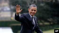  President Barack Obama waves following his arrival on Marine One helicopter from the House Democratic Issues Conference in Lansdowne, Virginia, as he walks across the South Lawn of the White House in Washington, February 7, 2013.