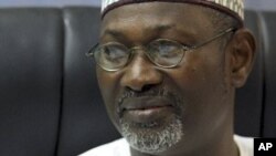 Shugaban Hukumar zabe mai zaman kanta a Najeriya, (INEC) Attahiru Jega yana nuna jadawalin zaben shekara ta 2011 (File Photo).