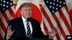 El presidente Donald Trump habla al reunirse con líderes empresariales japoneses, el sábado 25 de mayo de 2019, en Tokio.