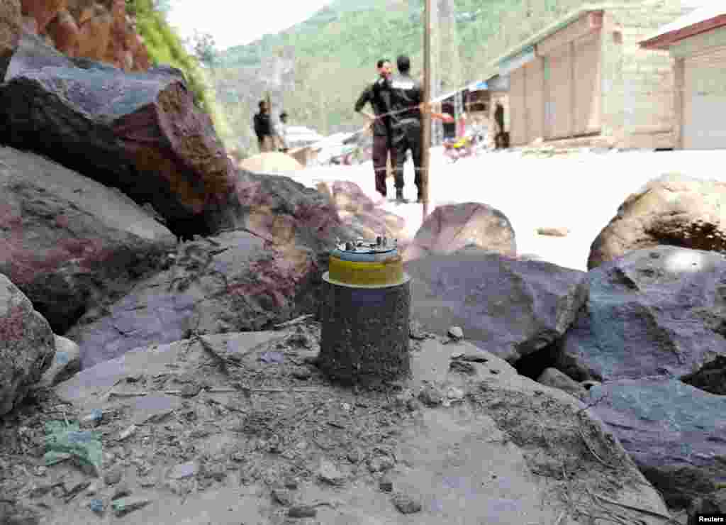 کشمیر کی وادی نیلم میں لائن آؤٹ کنٹرول کے قریب واقع نوسحری کے مقام پر موجود کلسٹر بم کا شیل &nbsp; &nbsp; 