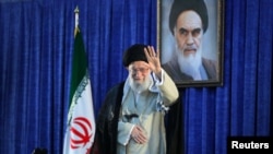 រូបភាព​ឯកសារ៖ លោក Ayatollah Ali Khamenei មេដឹកនាំ​កំពូល​របស់​អ៊ីរ៉ង់​អញ្ជើញ​មក​ដល់​សម្រាប់​សុន្ទរកថា​មួយ​នៅ​ក្នុង​ក្រុង​តេហេរ៉ង់ កាលពី​ថ្ងៃទី៤ ខែមិថុនា ឆ្នាំ២០១៩។