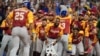 Los compañeros de equipo animan a Anthony Santander (25) de Venezuela después de conectar un jonrón en el partido del Clásico Mundial de Béisbol contra Puerto Rico, el domingo 12 de marzo de 2023, en Miami . (Foto AP/Wilfredo Lee)